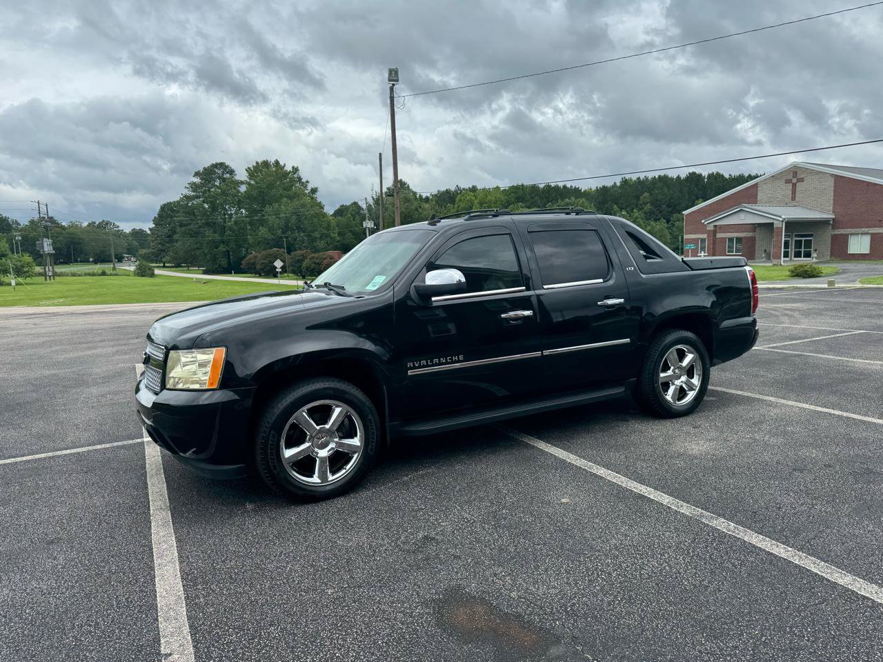 Used 2011 Chevrolet Avalanche LTZ AWD/4WD image 14
