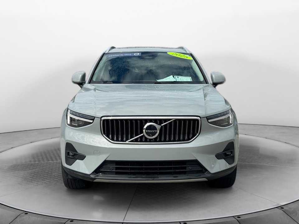 Used 2025 Volvo XC40 B5 Plus AWD/4WD image 2