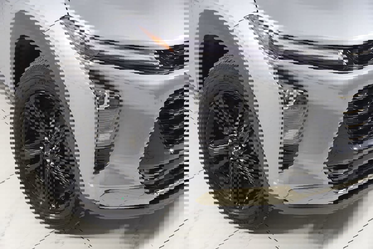 Used 2024 Chevrolet Trax ACTIV w/ Sunroof Package image 17