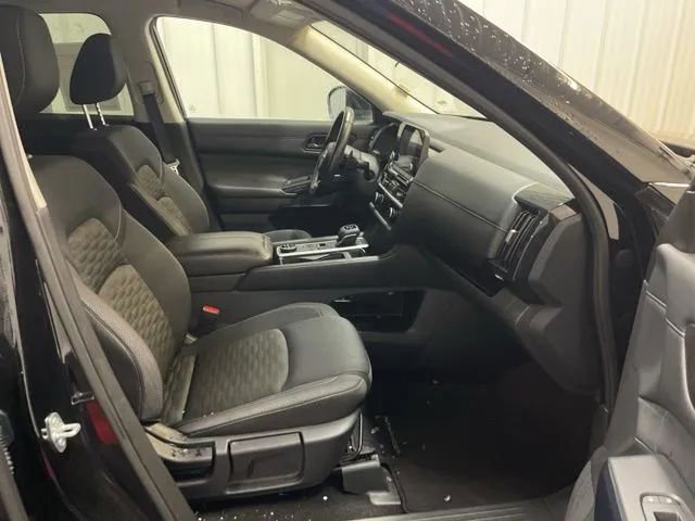 Used 2025 Nissan Pathfinder SV image 17