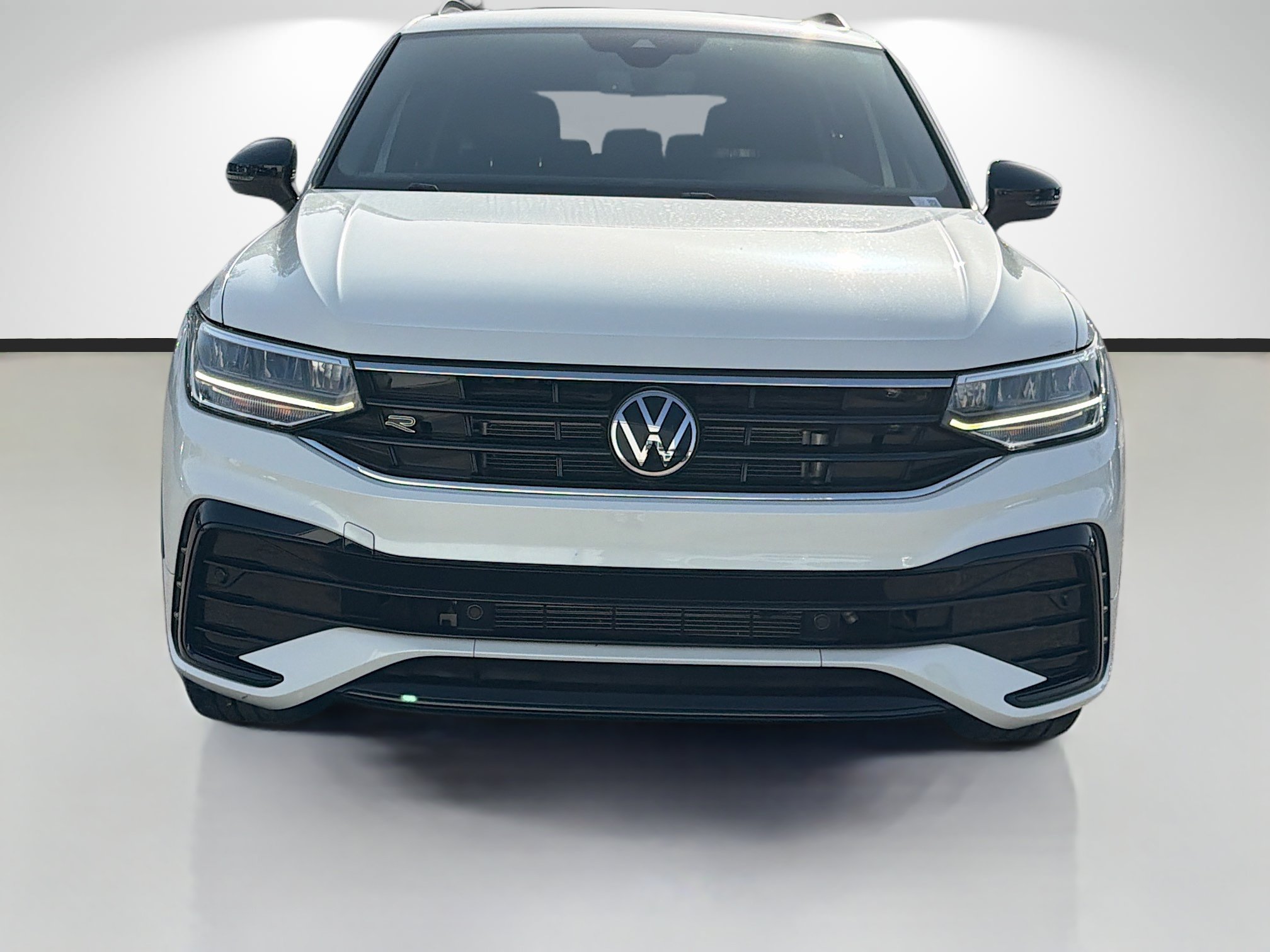 Used 2023 Volkswagen Tiguan SE R-Line FWD image 8