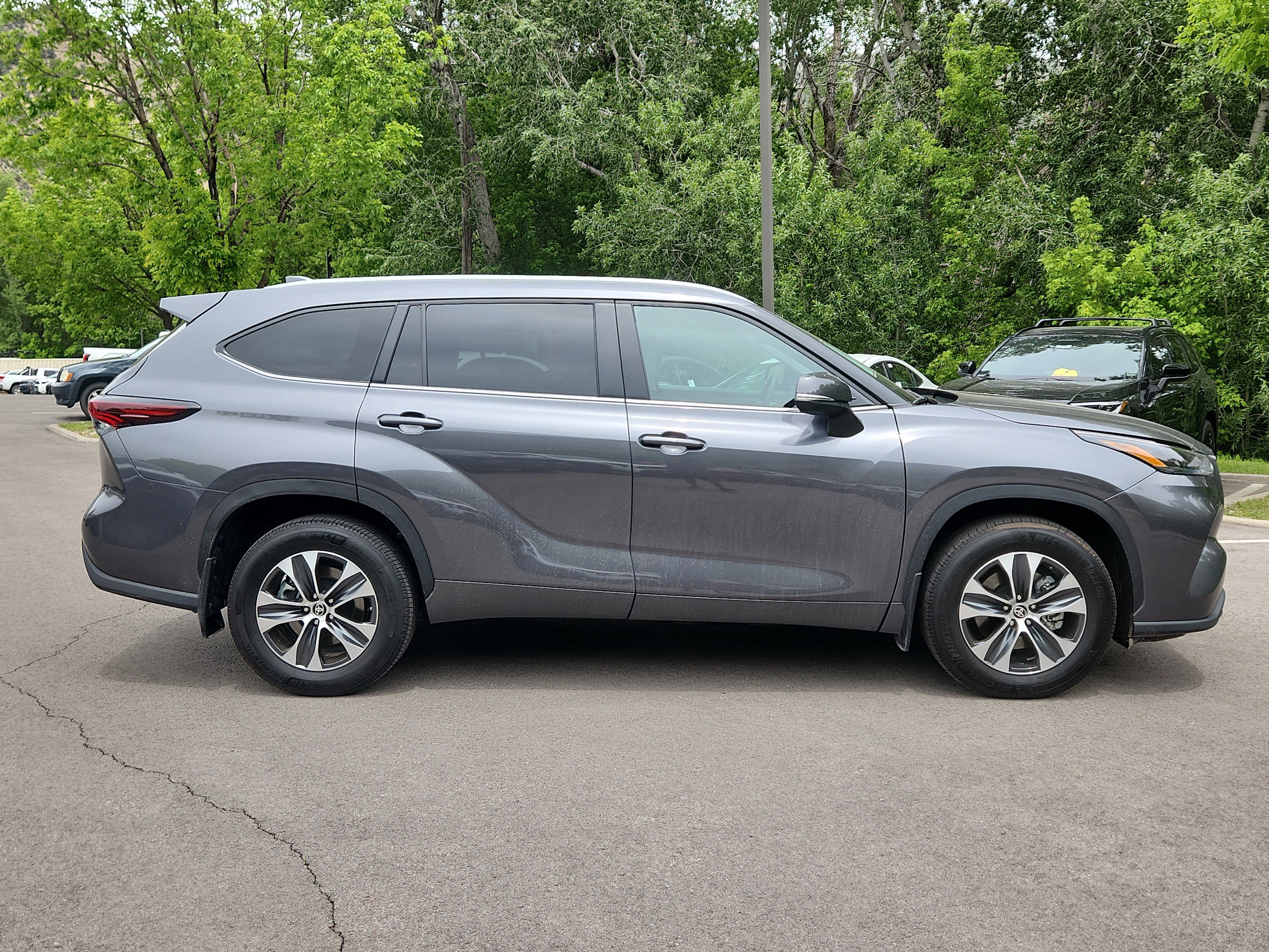 Certified 2025 Toyota Highlander XLE AWD/4WD image 2