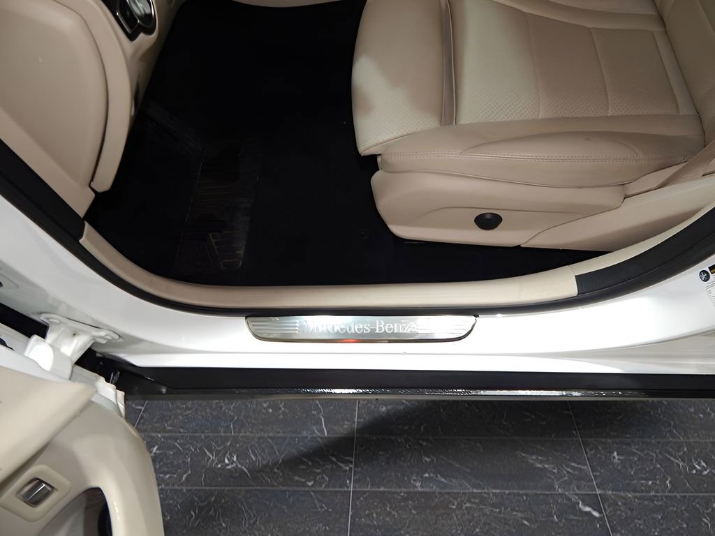 Used 2020 Mercedes-Benz GLC 300 4MATIC w/ Multimedia Package image 14