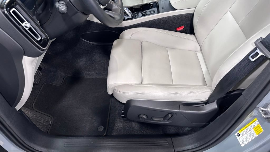 Certified 2026 Volvo XC40 B5 Plus AWD/4WD image 11