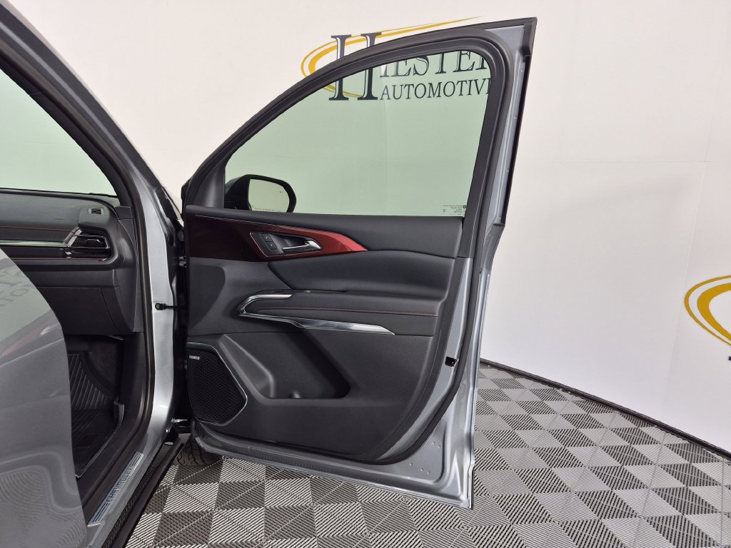 Used 2026 Chevrolet Traverse RS FWD image 36