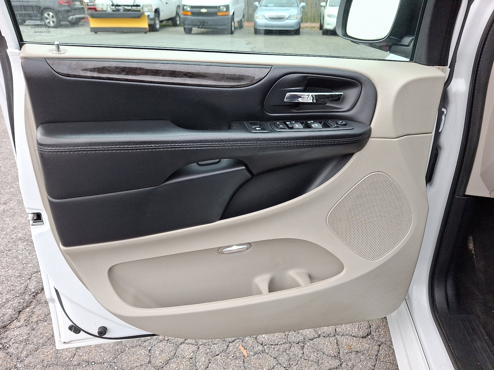 Used 2018 Dodge Grand Caravan SE w/ UConnect Hands-Free Group image 15