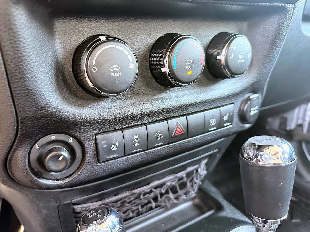 Used 2018 Jeep Wrangler Unlimited Sahara image 28