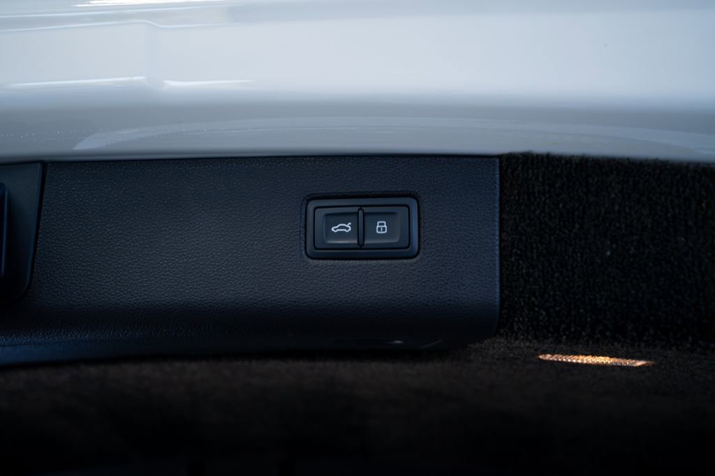 Used 2021 Bentley Bentayga Plug-In Hybrid image 55