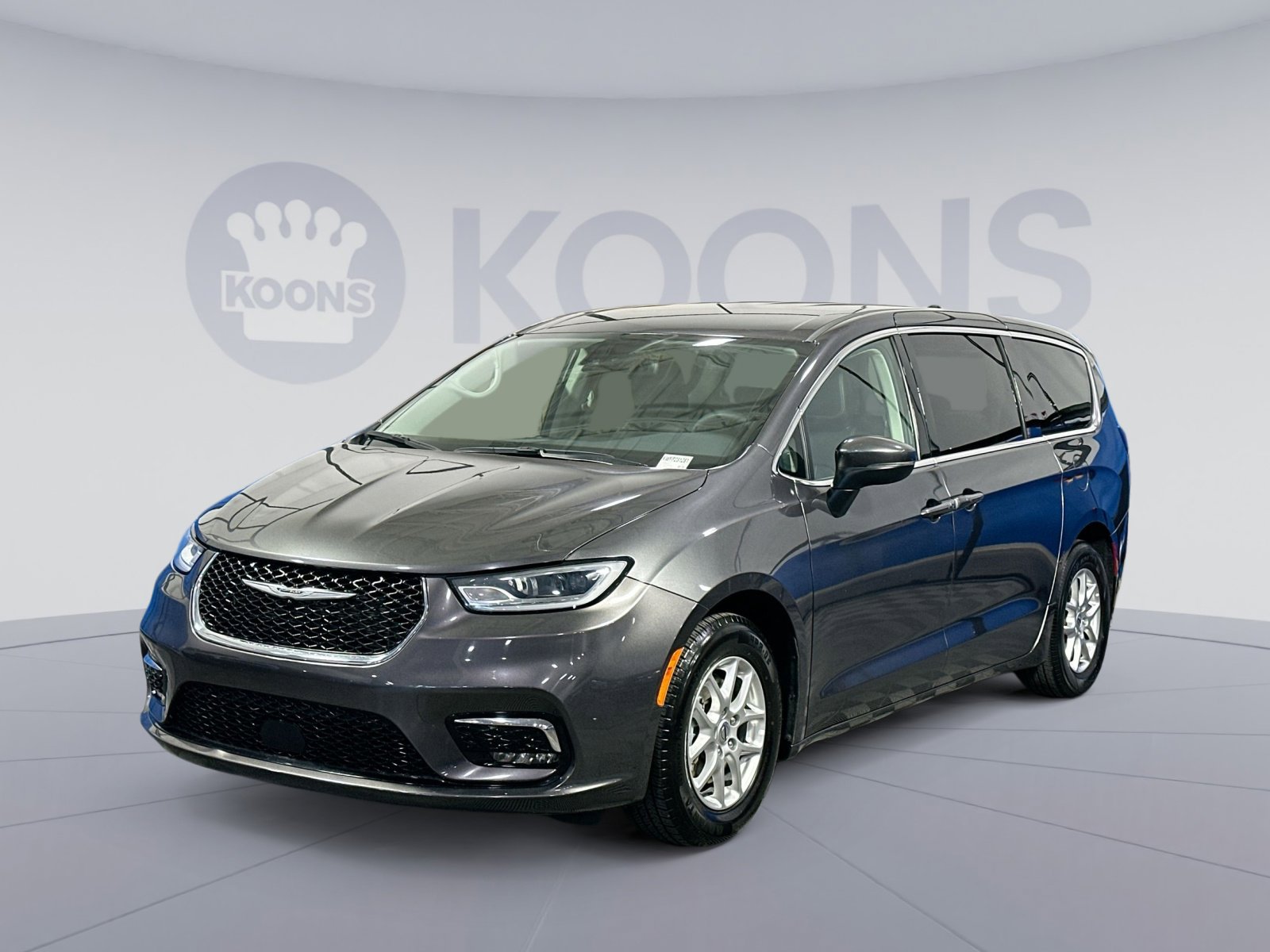 Used 2023 Chrysler Pacifica Touring-L image 1