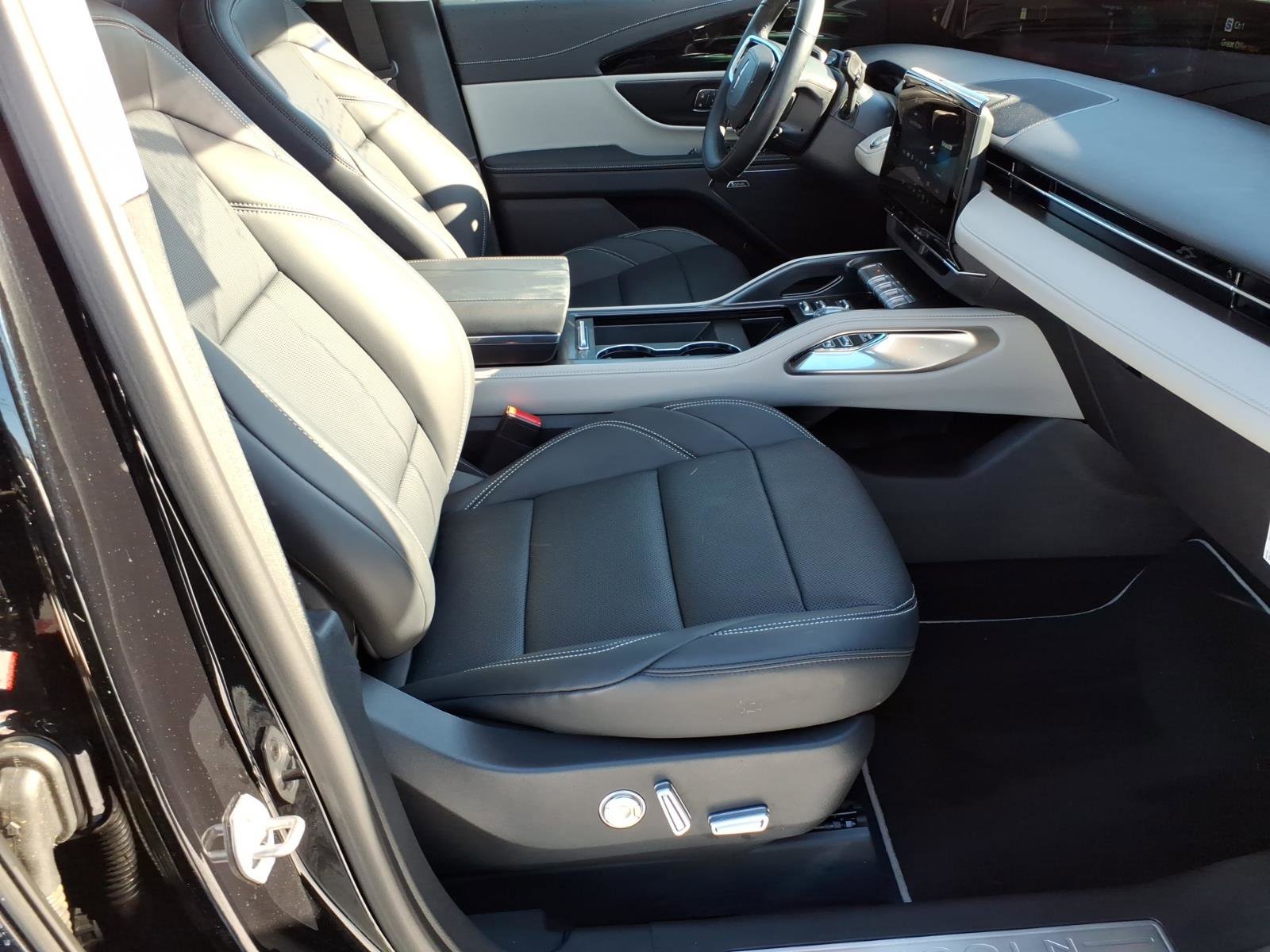 Used 2025 Lincoln Nautilus Premier w/ Equipment Group 102A image 9