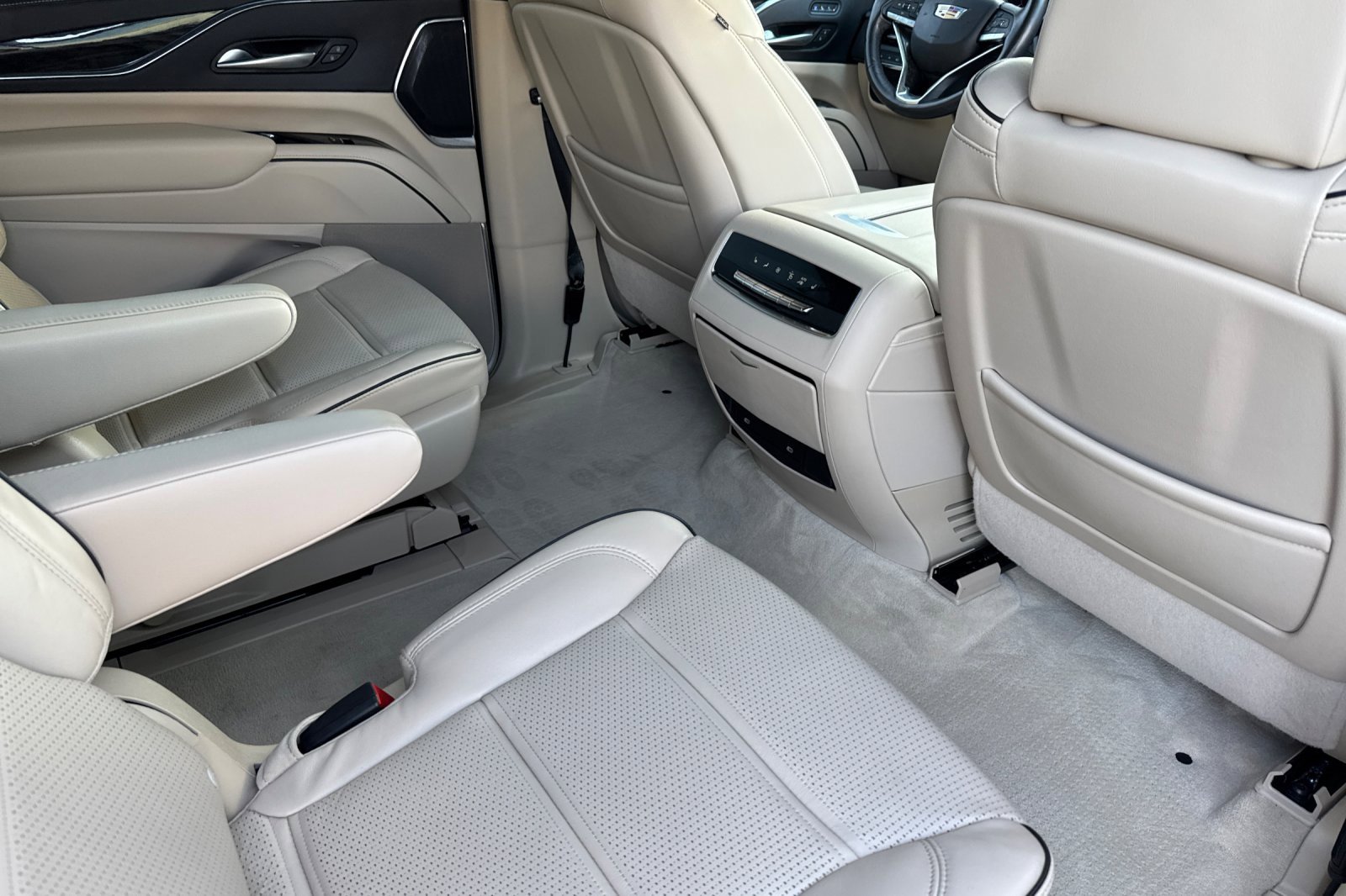 Used 2023 Cadillac Escalade ESV Premium Luxury image 16