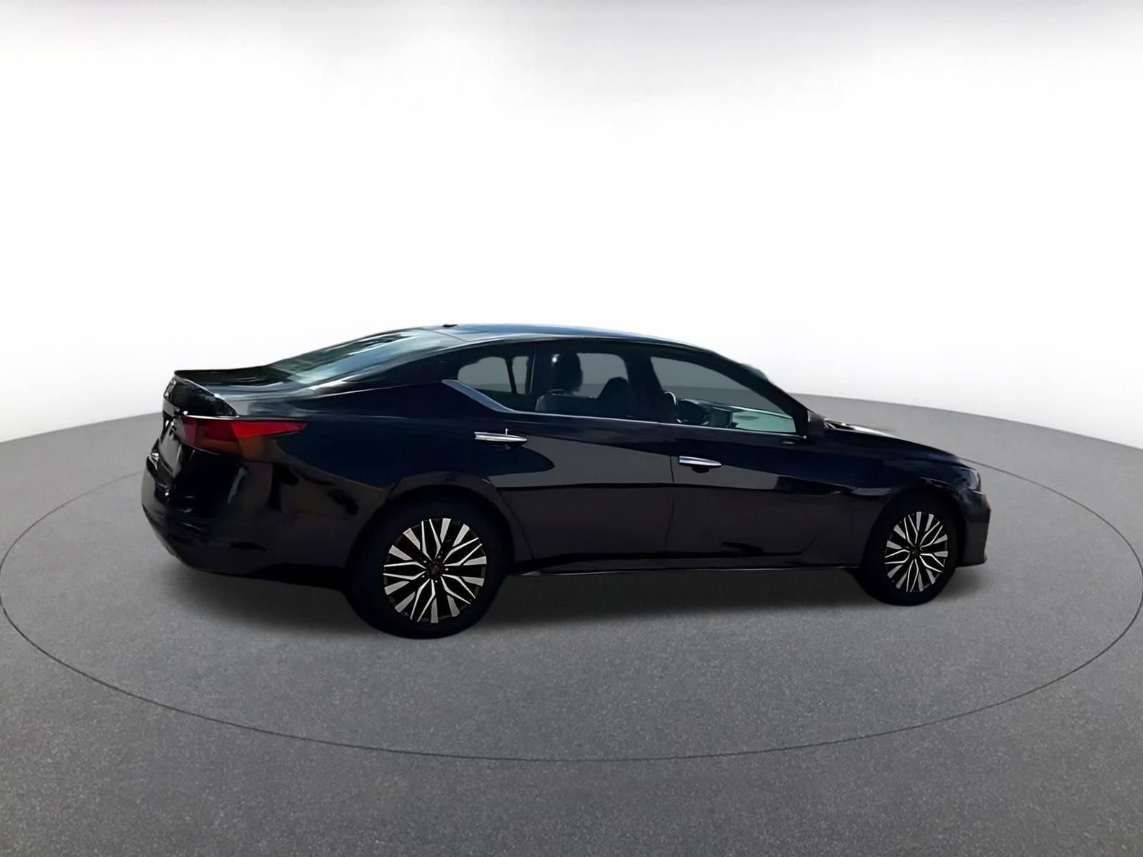 Used 2025 Nissan Altima 2.5 SV FWD image 8
