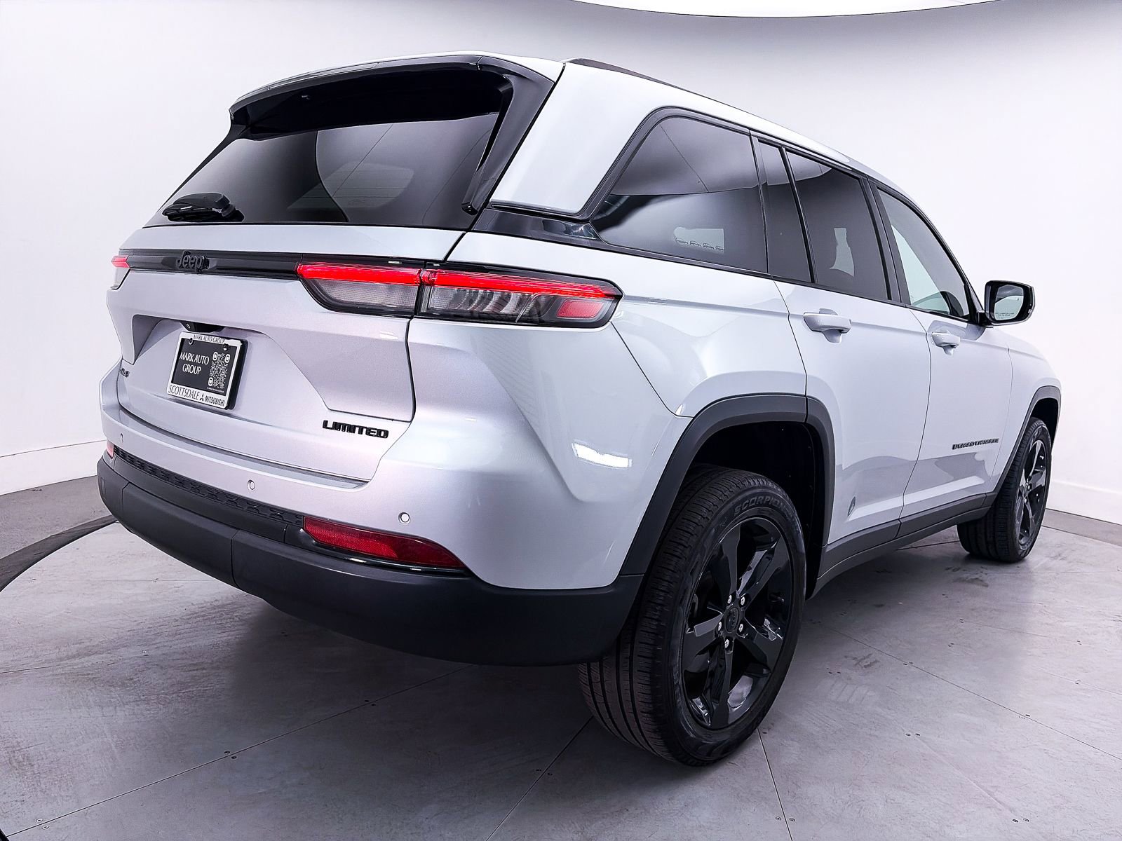 Used 2023 Jeep Grand Cherokee Limited w/ Black Appearance Package AWD/4WD image 14