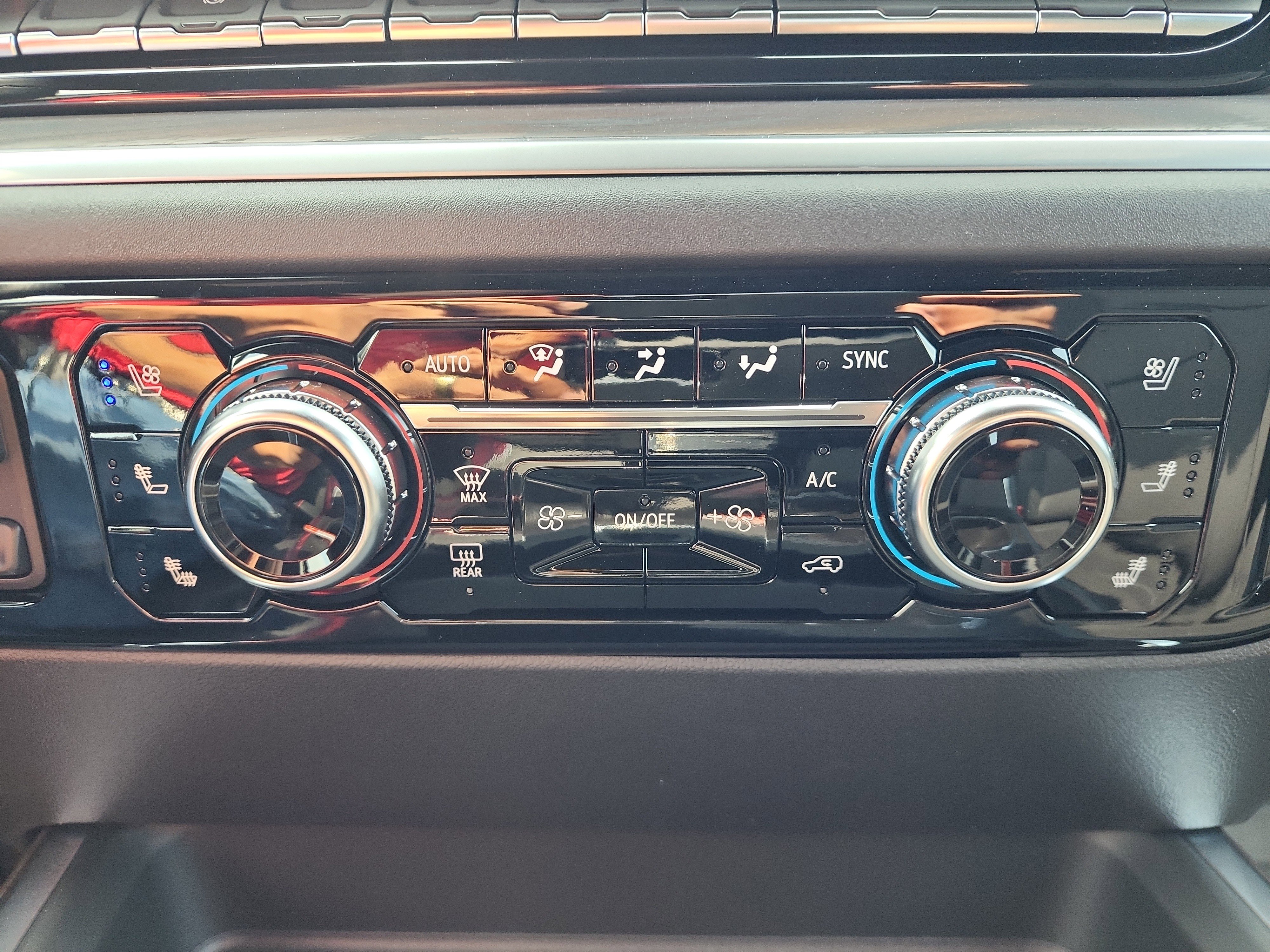 New 2026 GMC Sierra 2500 SLT w/ SLT Convenience Package image 15