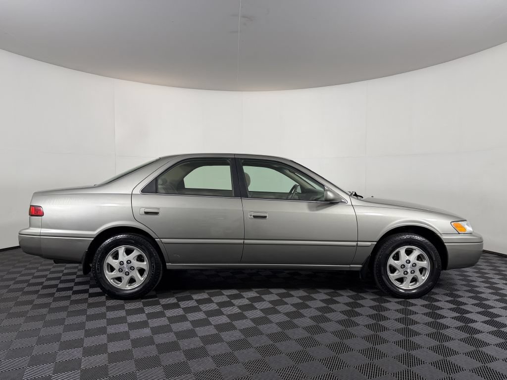 Used 1999 Toyota Camry LE w/ Value Pkg FWD image 4