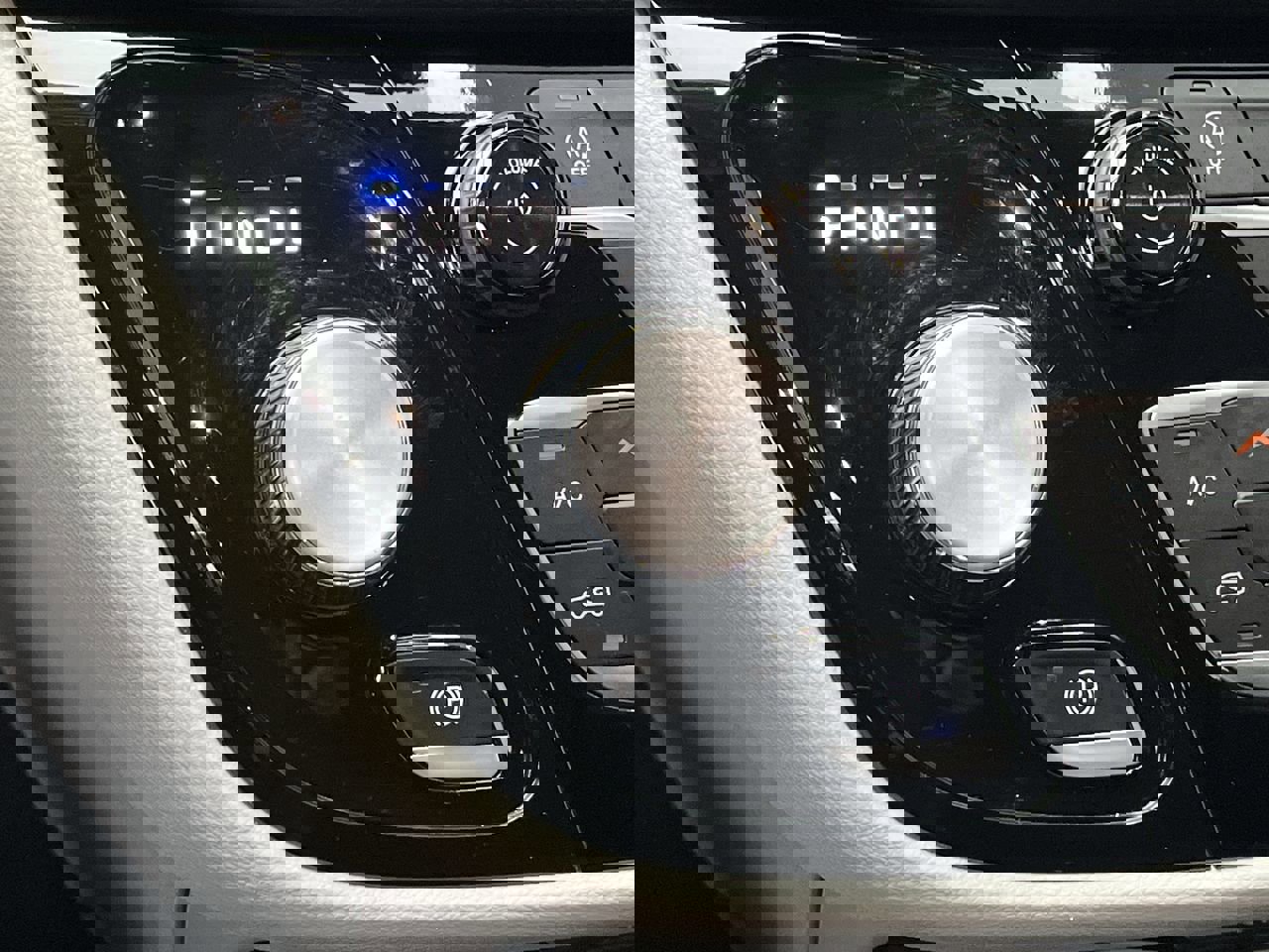 Used 2024 Chrysler Pacifica Touring-L image 25