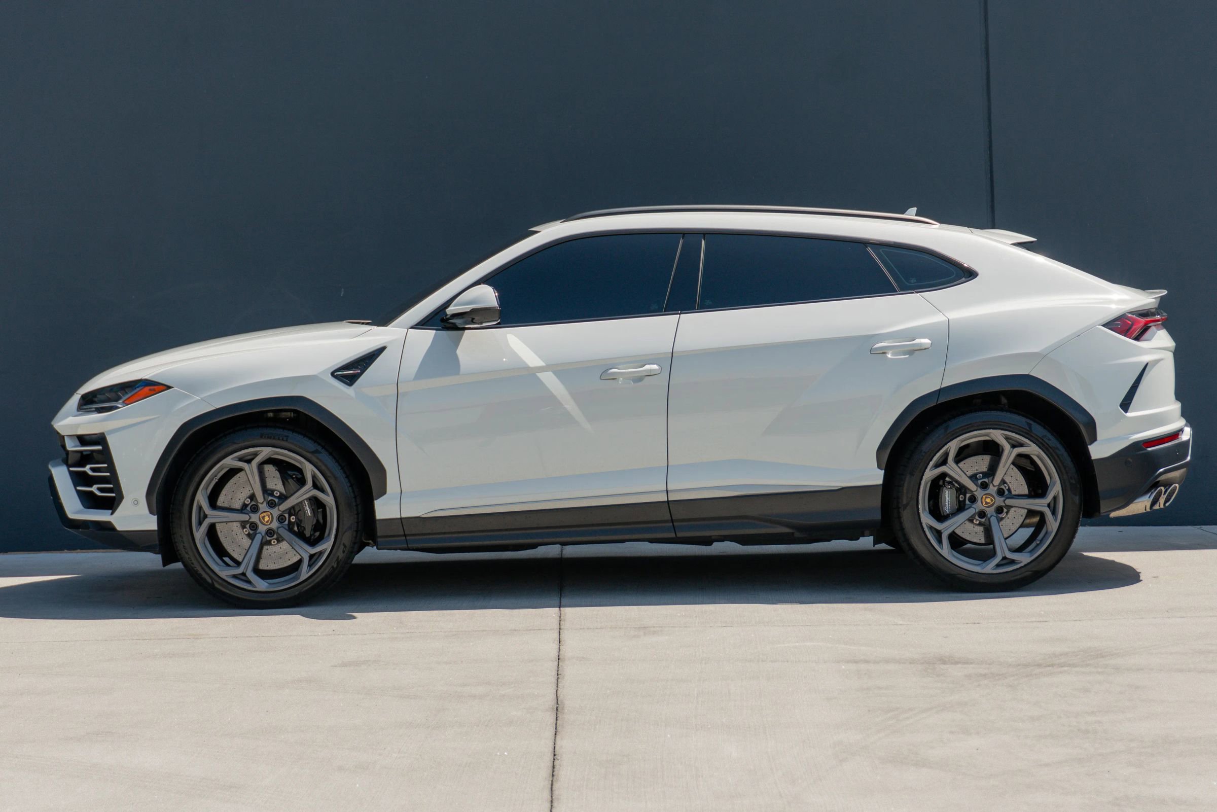 Used 2020 Lamborghini Urus AWD/4WD image 2