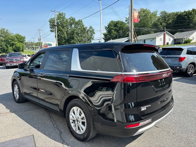 Used 2023 Kia Carnival LX FWD image 4