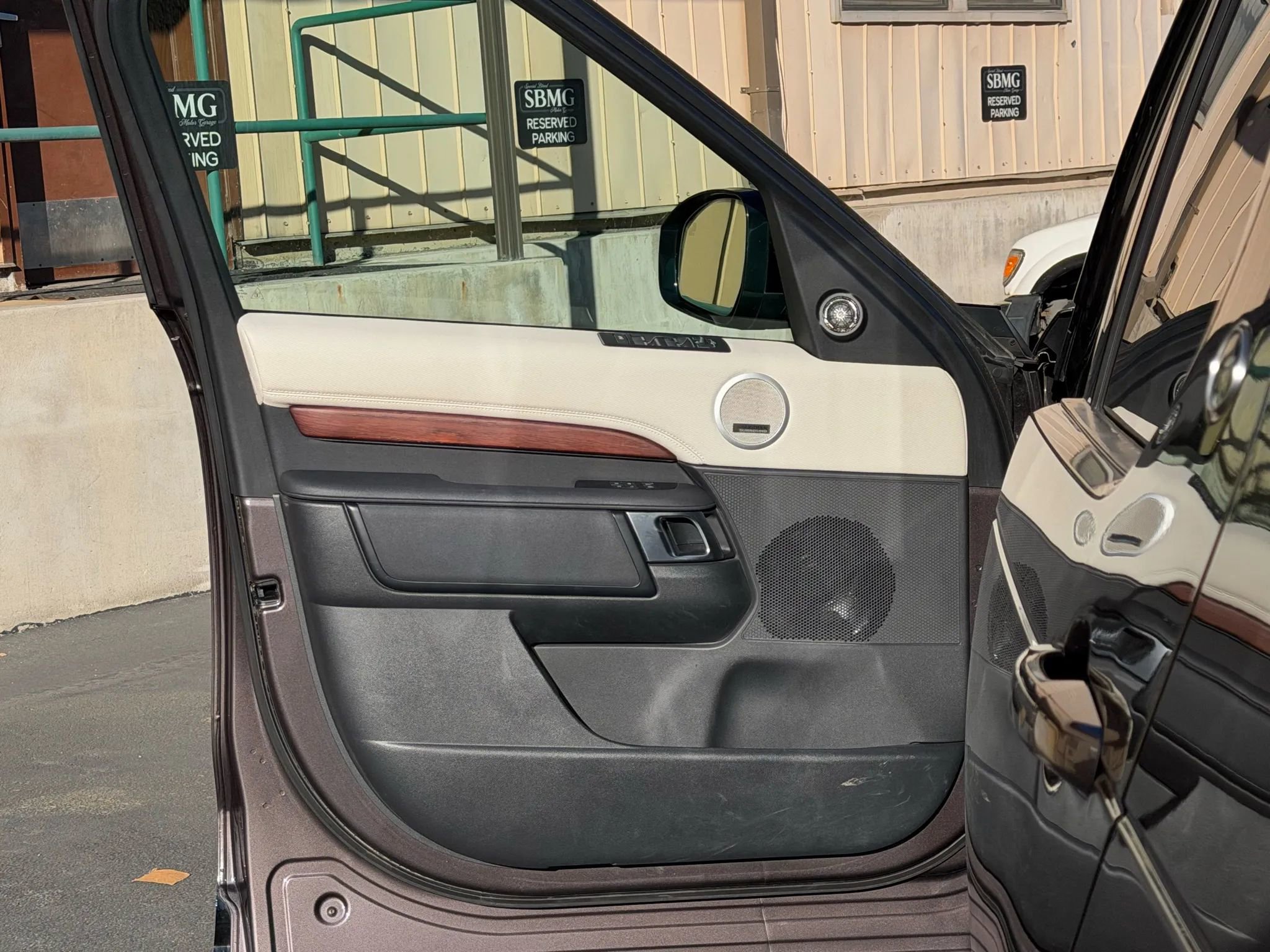 Used 2023 Land Rover Discovery Metropolitan Edition image 39