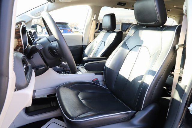 Used 2024 Chrysler Pacifica Limited image 14