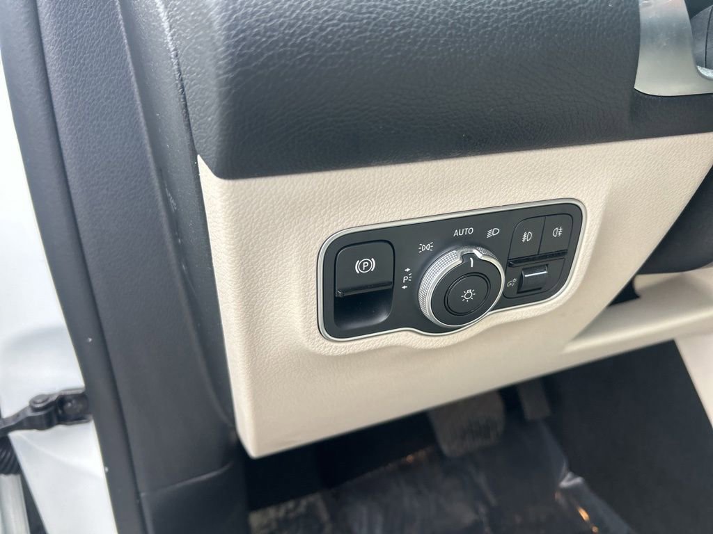 Used 2025 Mercedes-Benz GLB 250 4MATIC image 37