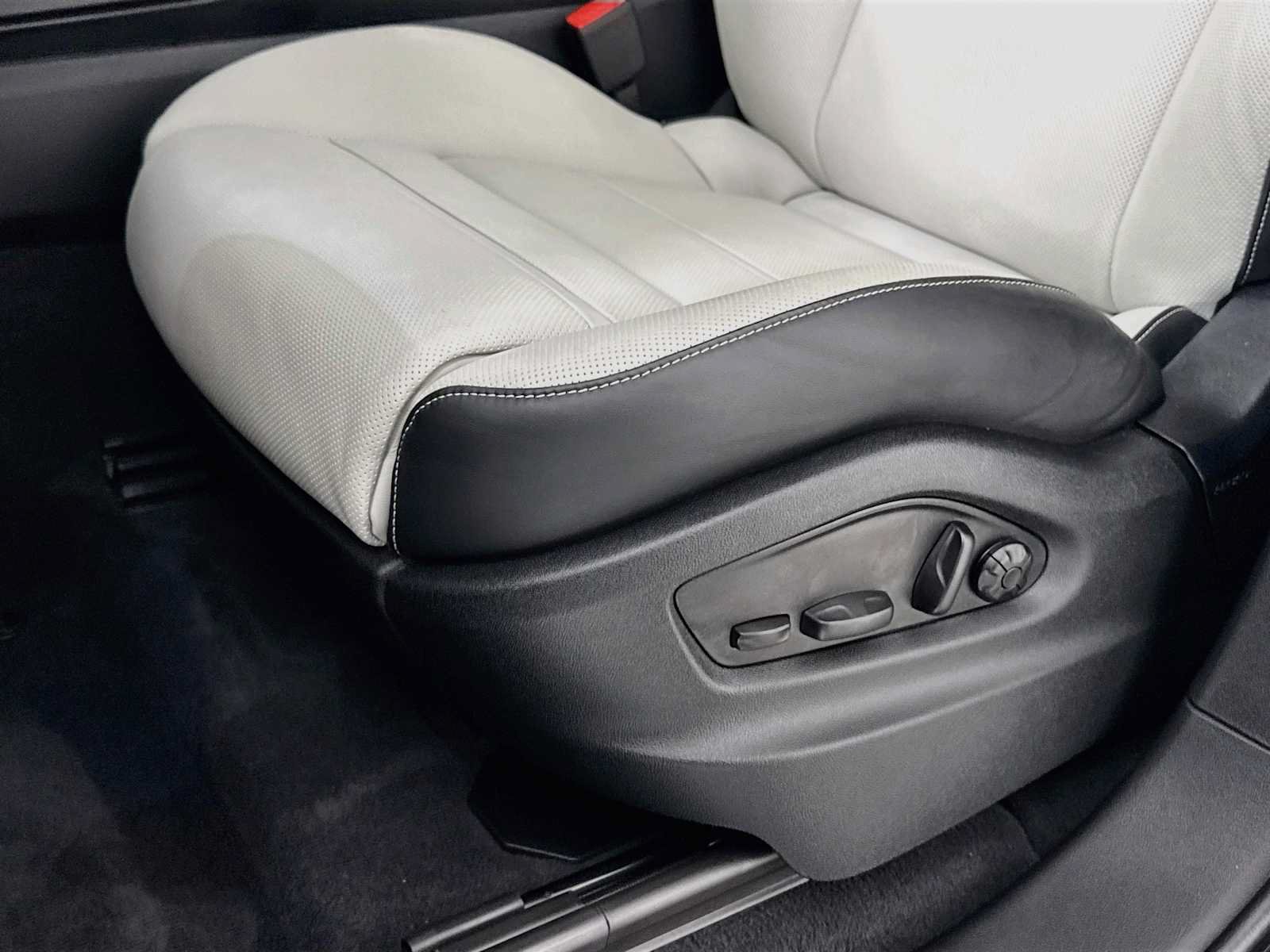 Certified 2025 Porsche Cayenne S AWD/4WD image 13