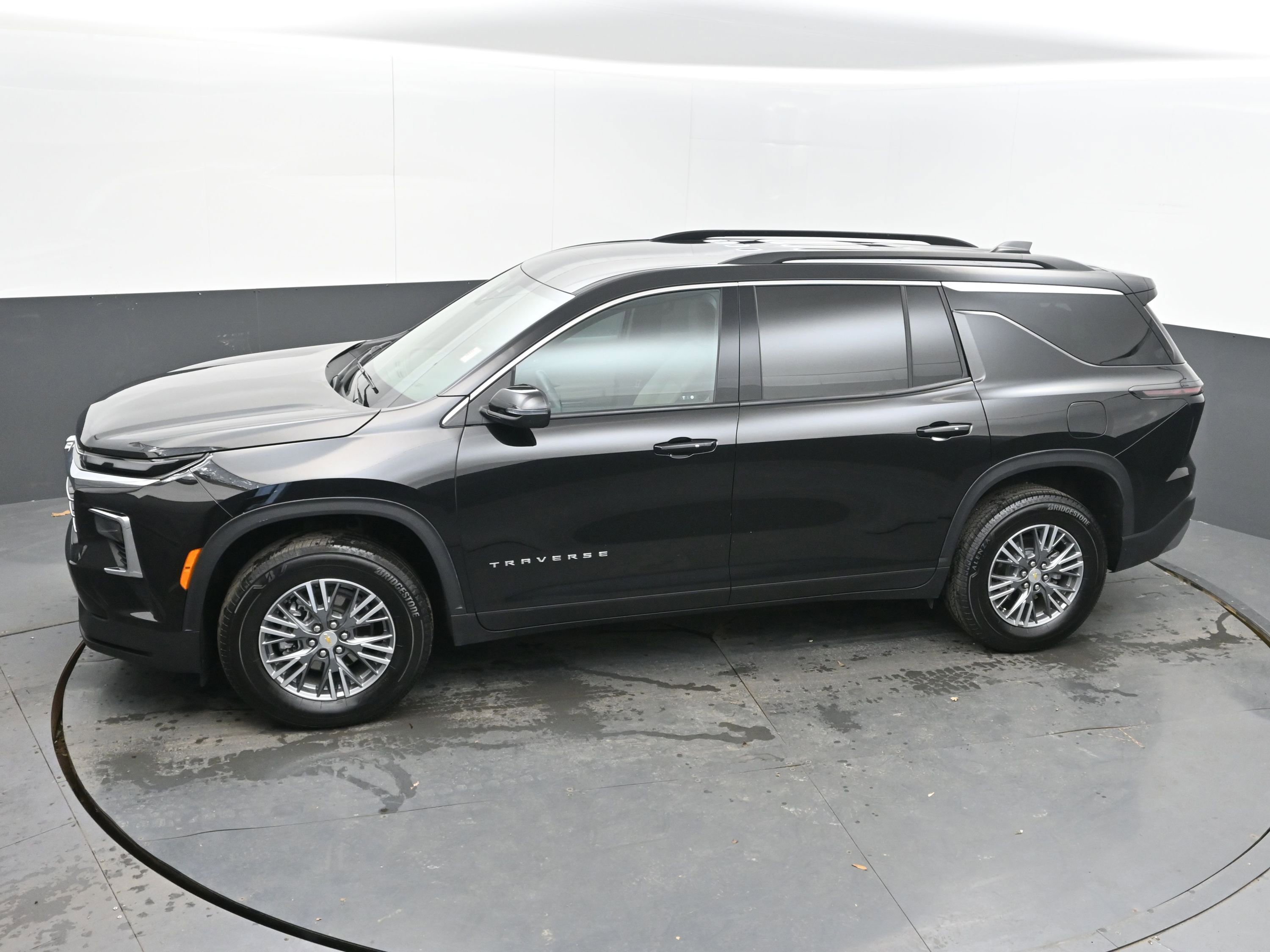 Used 2025 Chevrolet Traverse LT image 36