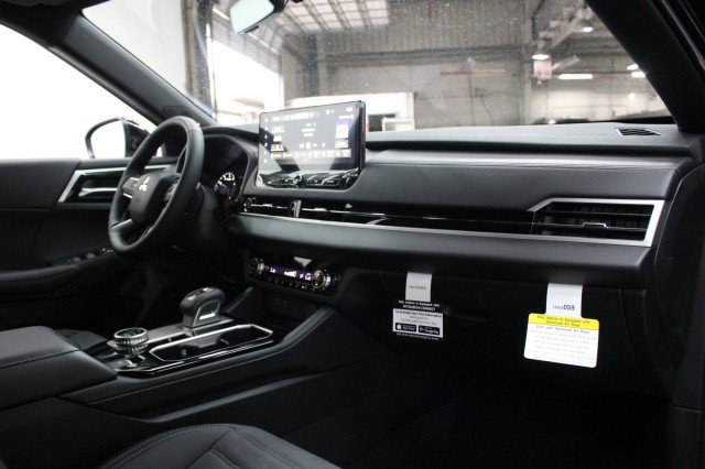 New 2026 Mitsubishi Outlander LE FWD image 17
