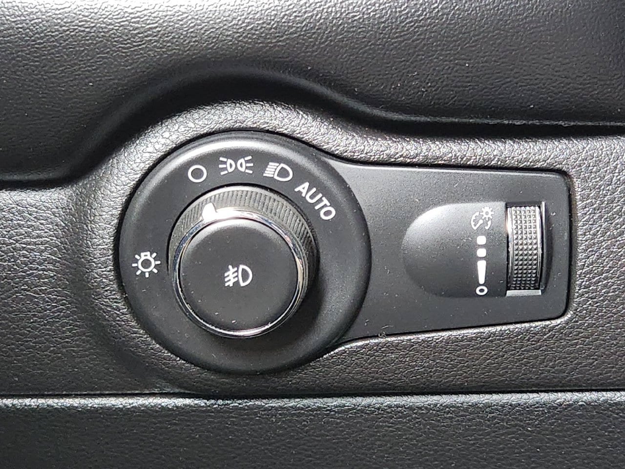 Used 2021 Dodge Durango R/T w/ Blacktop Package AWD/4WD image 21