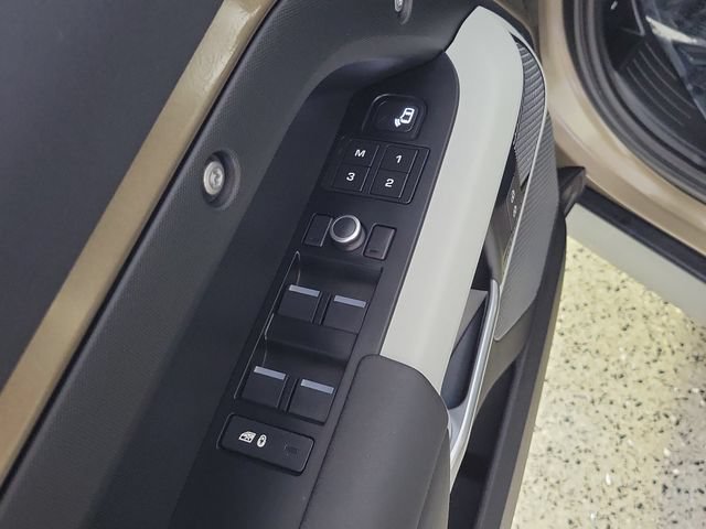 Used 2020 Land Rover Defender 110 SE AWD/4WD image 23