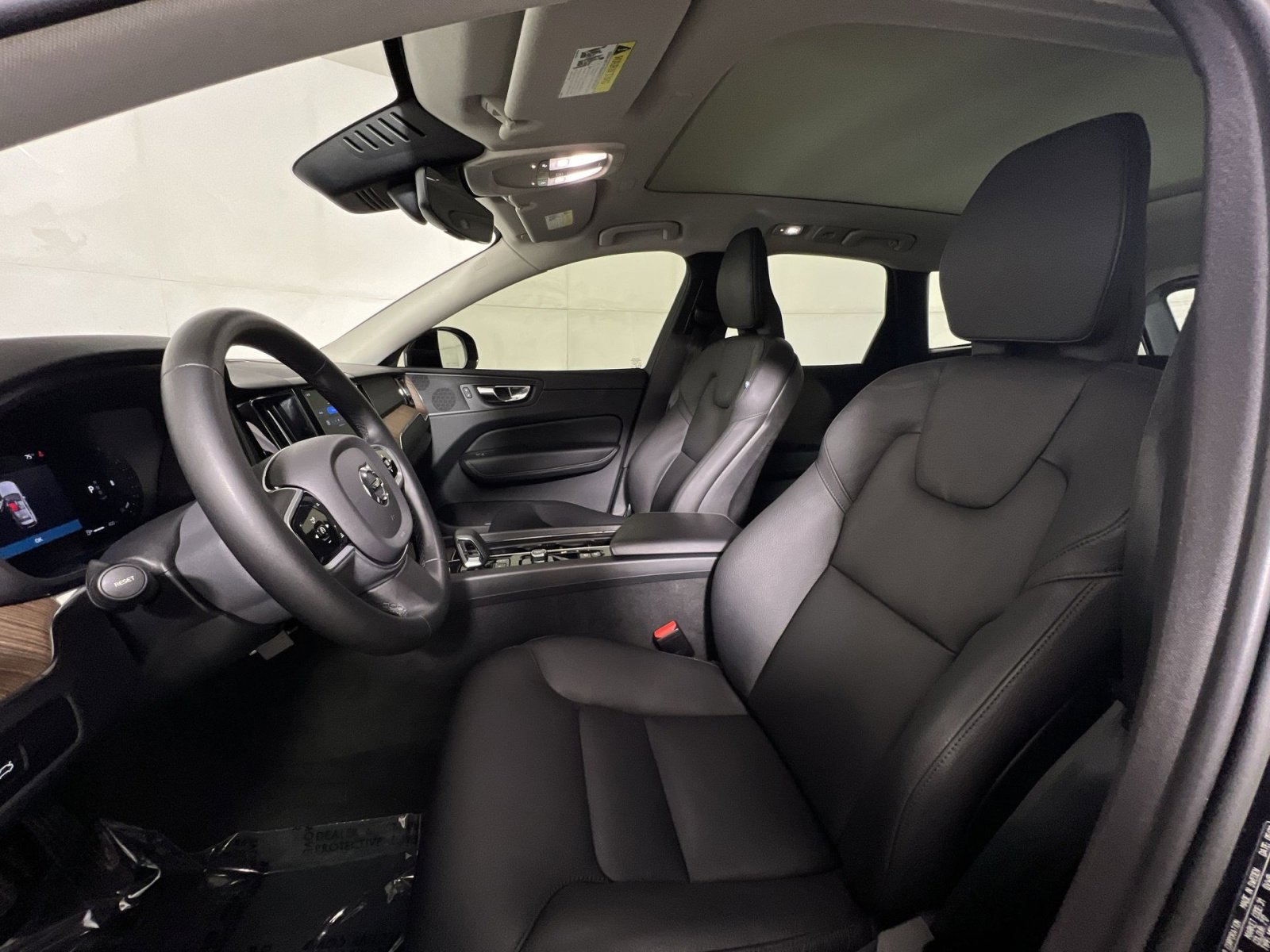 Used 2023 Volvo XC60 B5 Plus AWD/4WD image 13