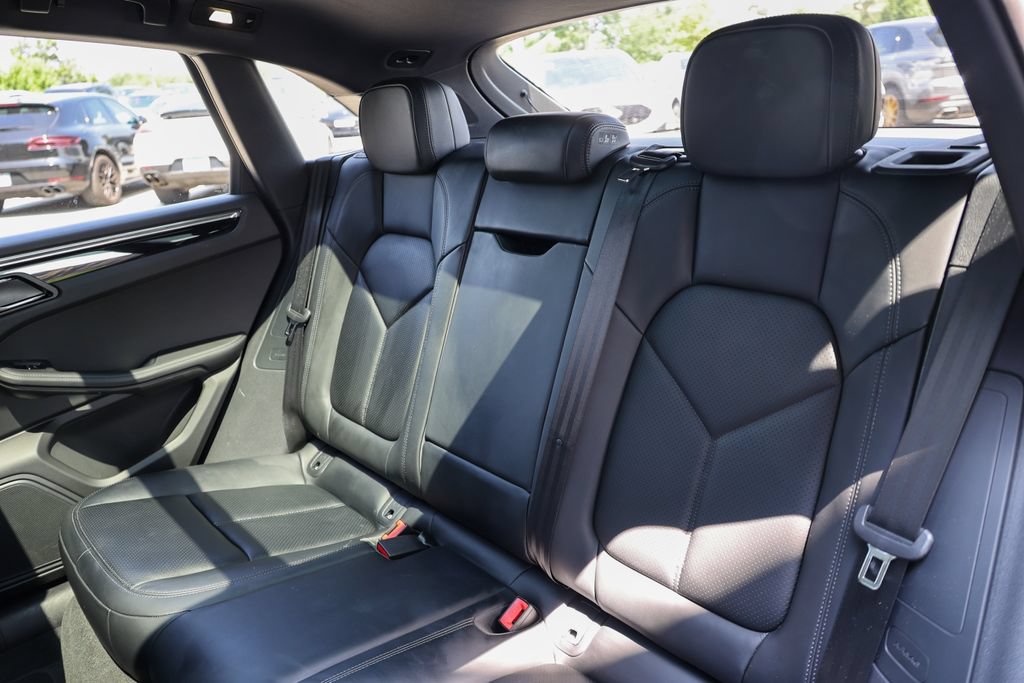 Certified 2026 Porsche Macan AWD/4WD image 34
