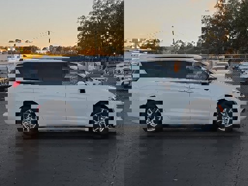 Used 2023 Chrysler Voyager LX image 8