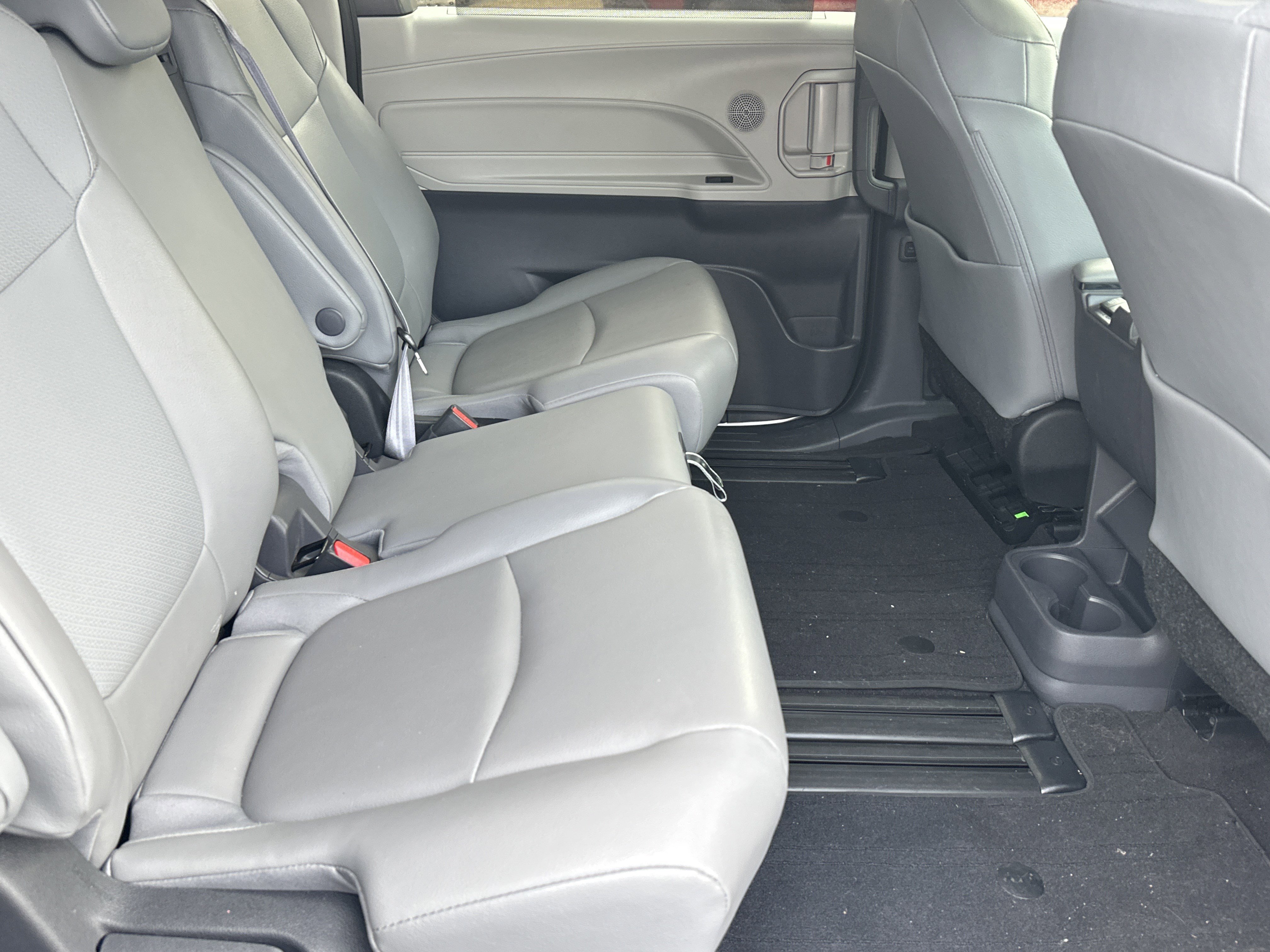 Used 2022 Toyota Sienna XLE image 17