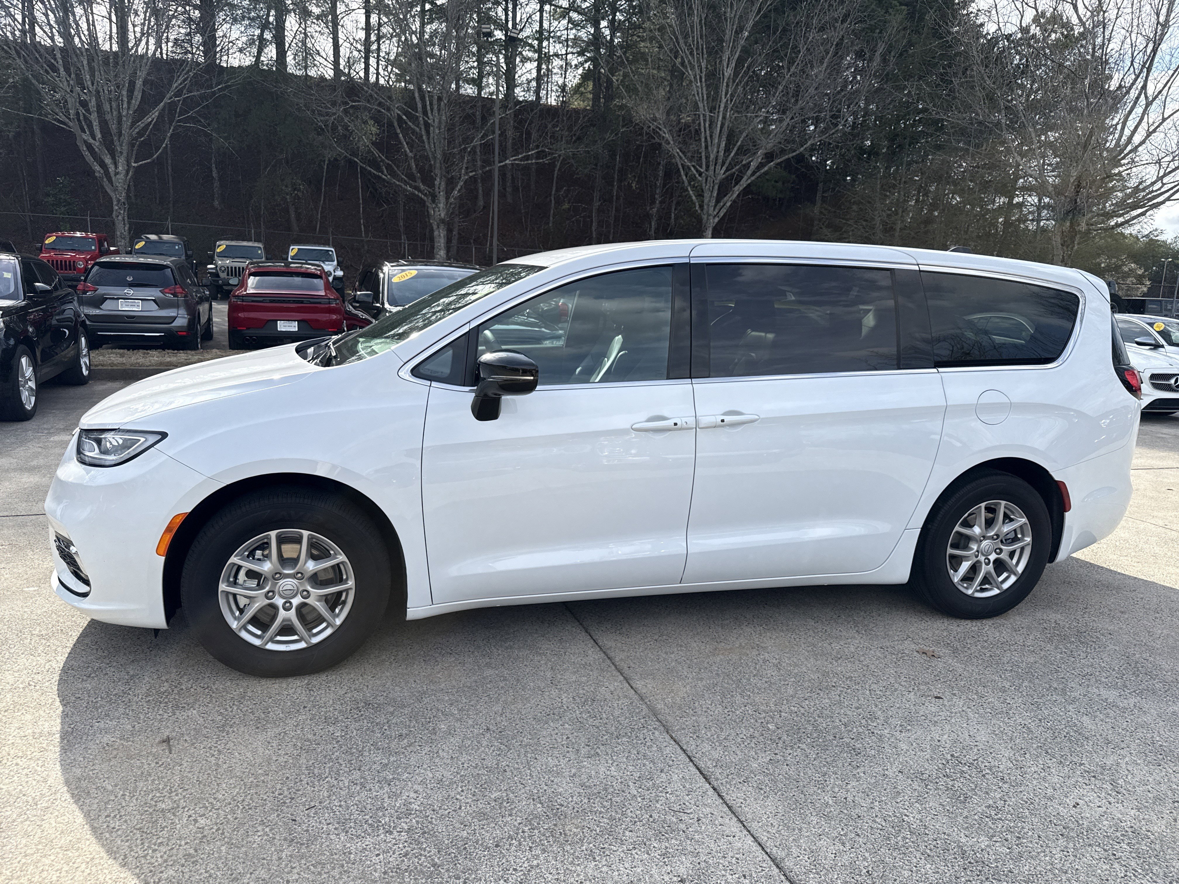 Used 2025 Chrysler Pacifica Select image 4