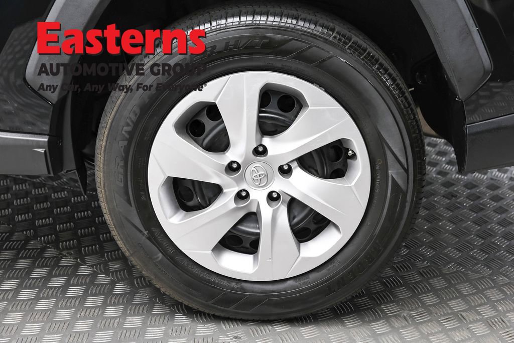 Used 2021 Toyota RAV4 LE image 8