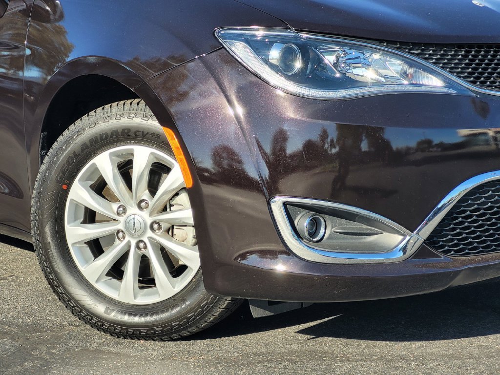 Used 2018 Chrysler Pacifica Touring Plus FWD image 3