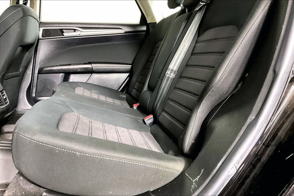 Used 2020 Ford Fusion SE FWD image 3