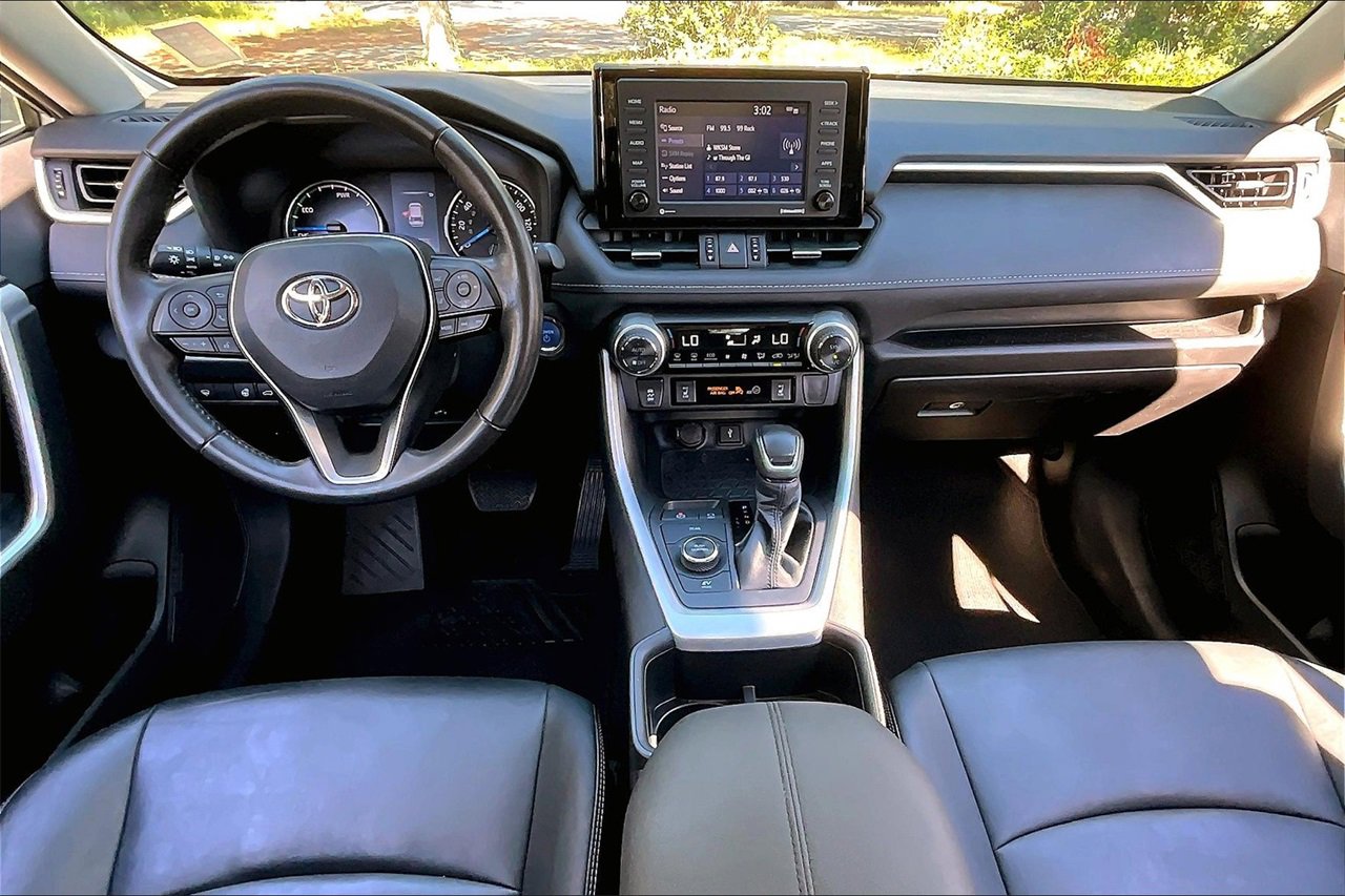 Used 2022 Toyota RAV4 XLE Premium image 7