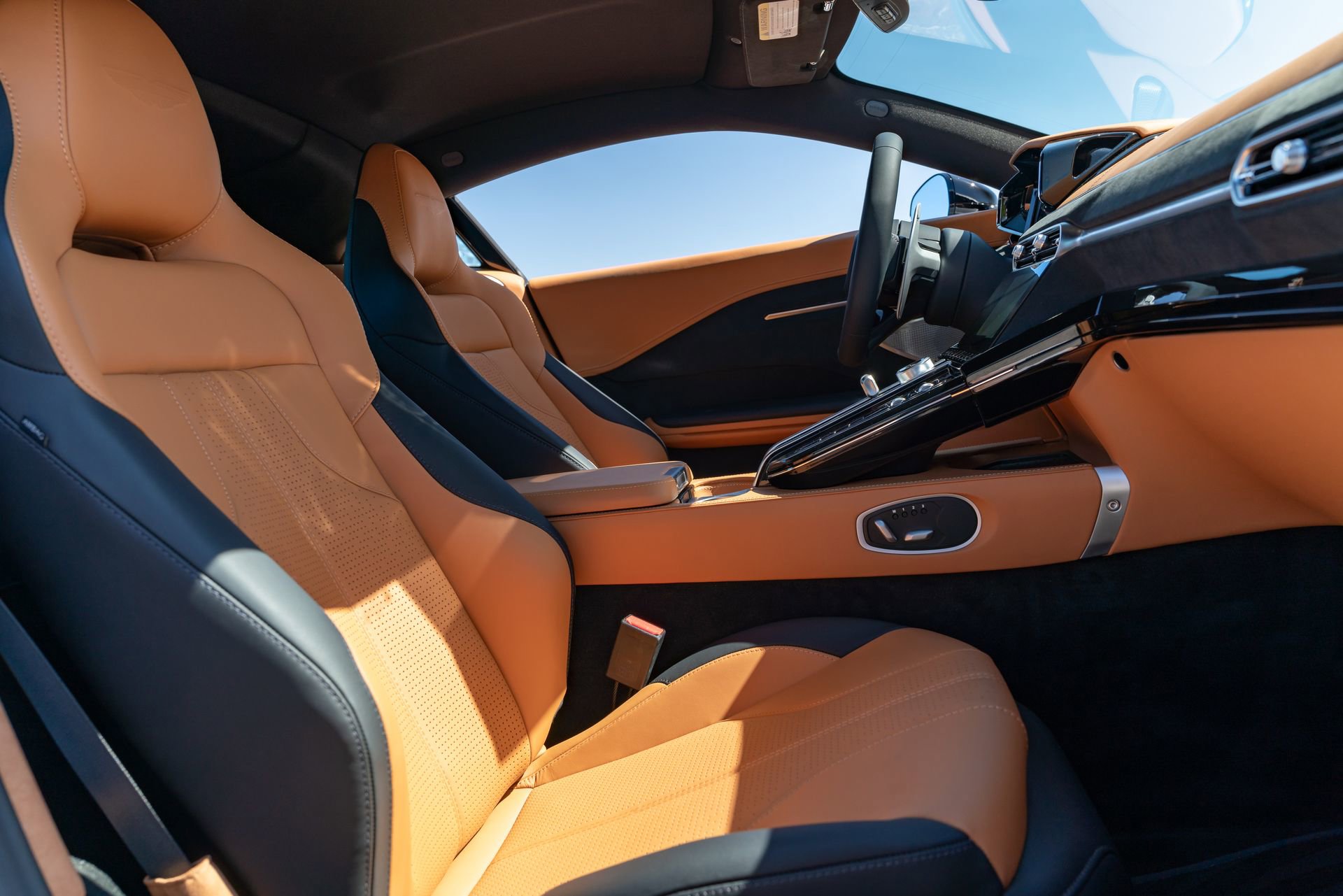 Used 2025 Aston Martin V8 Vantage Coupe image 20