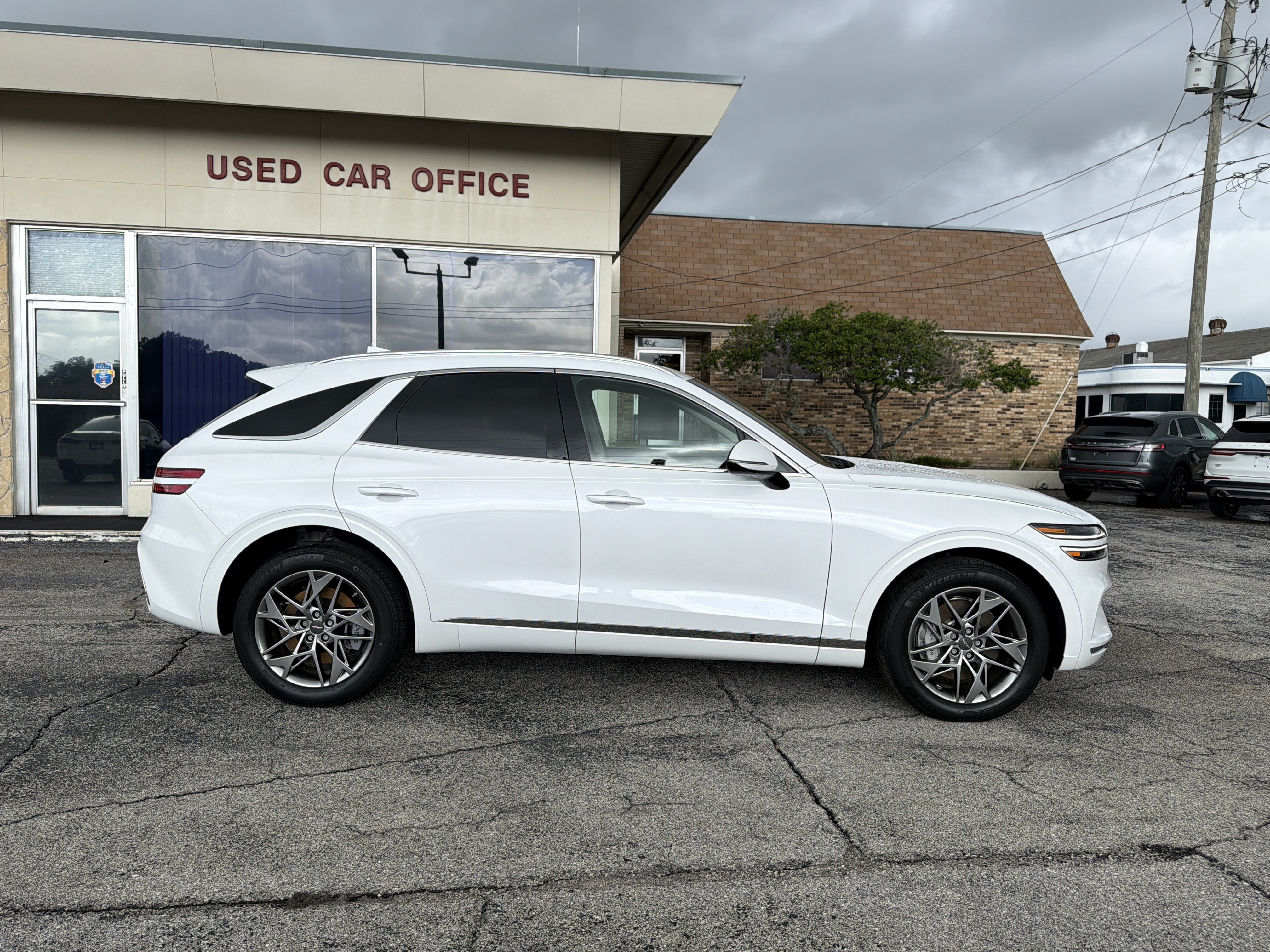 Used 2024 Genesis GV70 2.5T w/ Select Package AWD/4WD image 2