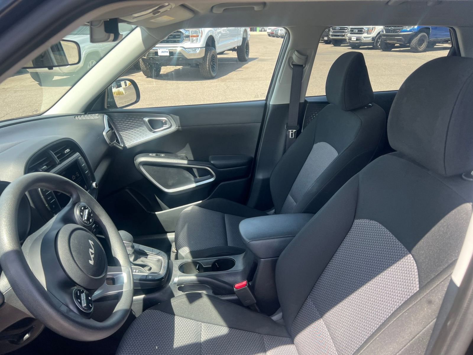 Used 2025 Kia Soul LX w/ LX Technology Package FWD image 27