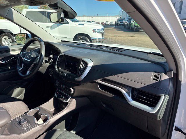 Used 2024 GMC Terrain SLE w/ Driver Convenience Package FWD image 28