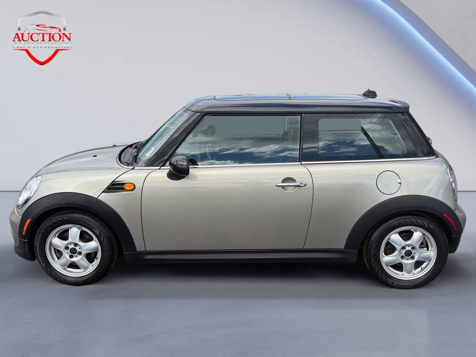 Used 2011 MINI Cooper Hardtop image 2