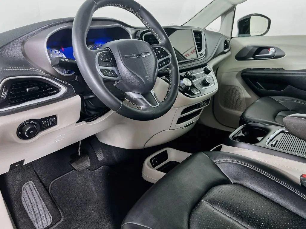 Used 2024 Chrysler Pacifica Touring-L FWD image 10