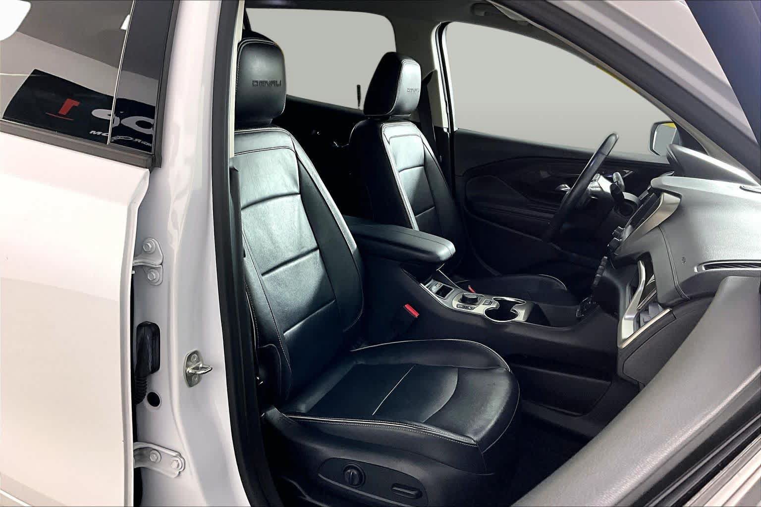 Used 2020 GMC Terrain Denali w/ Denali Premium Package FWD image 9