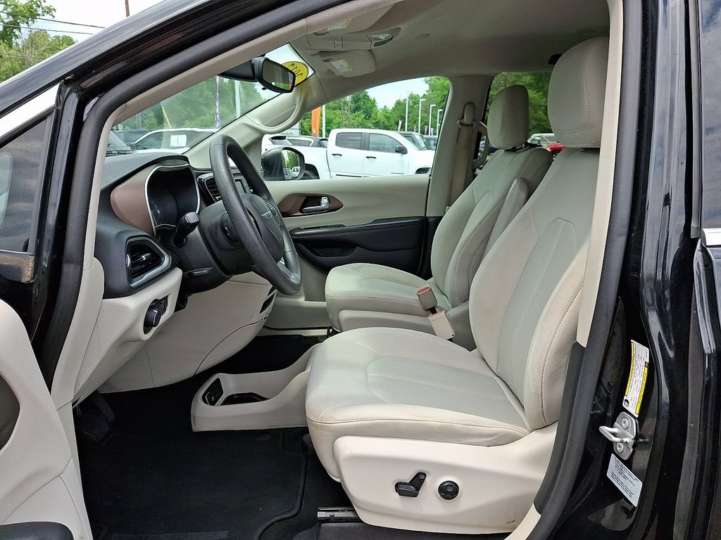 Used 2017 Chrysler Pacifica LX w/ Tire & Wheel Group FWD image 14