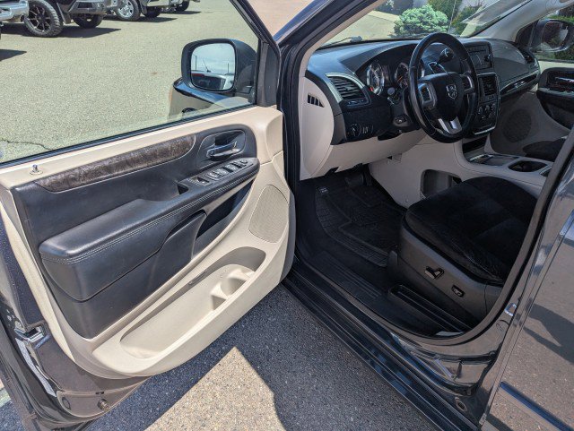 Used 2014 Dodge Grand Caravan SXT w/ Rear Park Assist Package FWD image 8