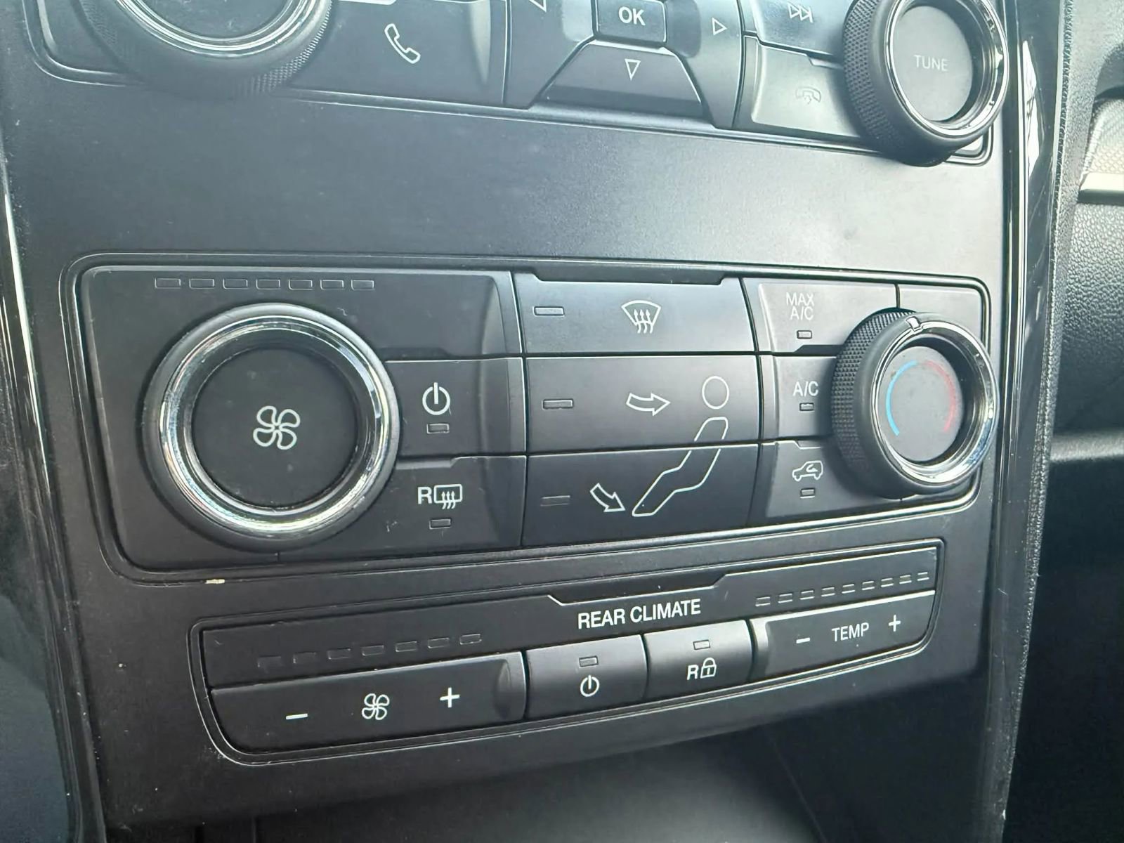 Used 2018 Ford Explorer XLT image 18