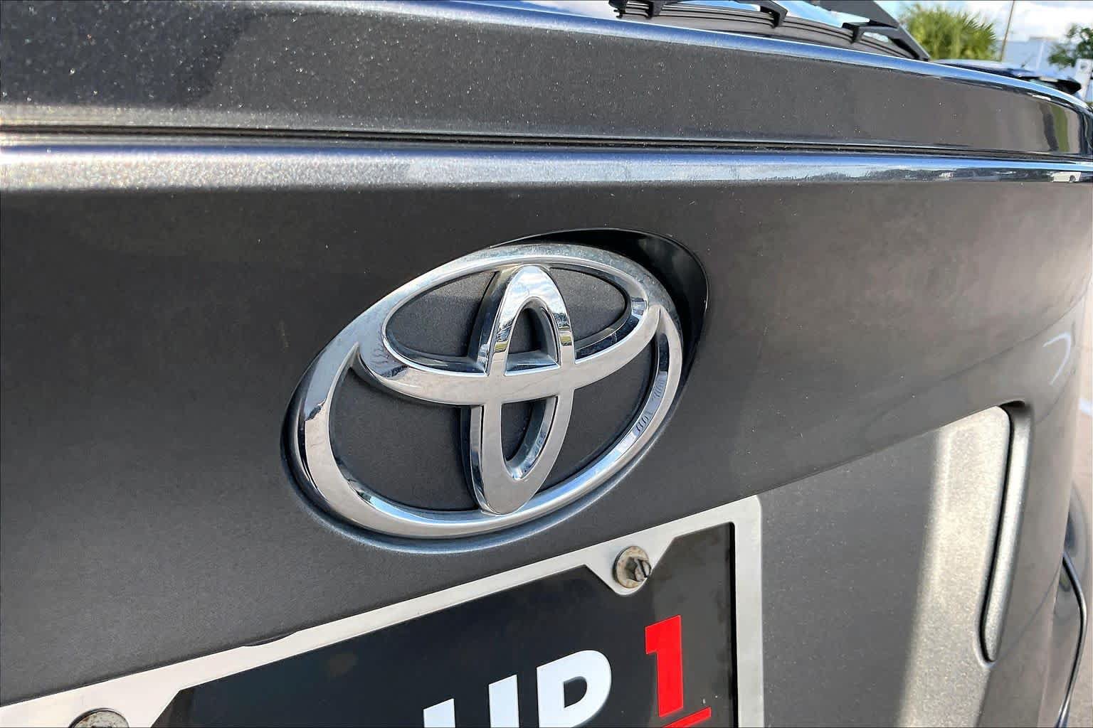 Used 2018 Toyota C-HR XLE FWD image 28